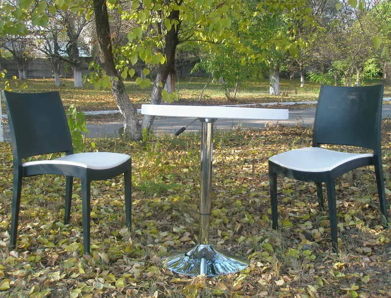 Комплект пластиковых стульев
